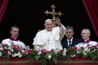 El papa Francisco presidió la misa del Domingo de Resurrección en la plaza de San Pedro ante más de 30.000 personas, después de que el viernes decidió no acudir al Coliseo de Roma para el vía crucis para cuidar de su salud.