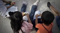 Uno de cada cuatro niños que trabajan no asisten a la escuela, el 42% se dedica al comercio o la prestación de servicios.