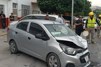 Imagen Choque entre dos autos y una camioneta deja daños materiales estimados en 190 mil pesos
