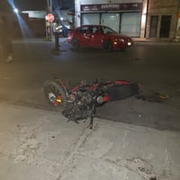 Accidentes viales Motociclista no respeta semáforo preventivo y se estrella en el centro de Gómez Palacio