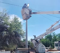 La Dirección de Servicios Públicos Municipales de Gómez Palacio trabaja en el programa de mantenimiento y reposición de luminarias. (DIANA GONZÁLEZ)