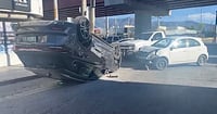 El vehículo responsable se impactó contra una camioneta de la marca Dodge, línea Journey, misma que luego de girar terminó sobre su toldo.