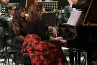 La pianista Mariana Chabukiani se sumerge en un oleaje de notas, donde es acompañada por las cuerdas (RAMÓN SOTOMAYOR)