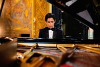 Rostros Raúl Salazar, juventud al piano
