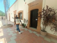 Acciones de fumigación en las diferentes direcciones y departamentos del ayuntamiento de Lerdo. (GUADALUPE MIRANDA)