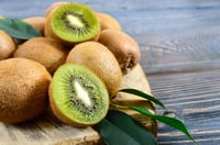 El kiwi aporta vitamina C, bioflavonoides y antocianinas.
