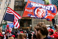 Simpatizantes del expresidente Donald Trump demuestran su apoyo a las afueras de la Trump Tower. (EFE)