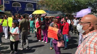 Personal de salud y familiares de pacientes de la Unidad Médica de Alta Especialidad (UMAE) No. 71 del Instituto Mexicano del Seguro Social (IMSS) de Torreón realizan bloqueo. (FERNANDO COMPEÁN)