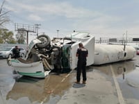 Accidente vial Vuelca pipa cargada de agua en Periférico de Torreón
