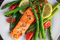 El salmón es un alimento muy versátil por lo que incluirlo en nuestra dieta resulta muy fácil y beneficioso.