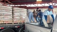 El Ayuntamiento de Monclova entrega 360 bultos de cemento. (SERGIO A. RODRÍGUEZ)