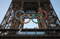 Imagen FOTOS: Así lucen los cinco anillos olímpicos sobre la Torre Eiffel en París