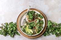 Sumar los brotes de hojas verdes de quinoa a nuestra alimentación supone un gran aporte al cuidado de la salud.