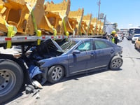 Imagen Pierde el control del volante y termina debajo de una plataforma en la carretera Torreón - Matamoros