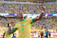 Raphinha festeja tras anotar para Brasil en el partido contra Colombia por el Grupo D de la Copa América. (FOTO: AP)