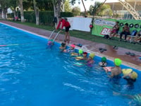 Imagen Avanzan cursos de Natación en Lerdo; 300 personas asisten