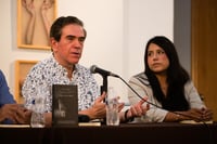 El autor estuvo la semana pasada en la Galería del TIM junto a Jessica Ayala Barbosa y Jaime Muñoz Vargas (EL SIGLO DE TORREÓN / ENRIQUE CASTRUITA)