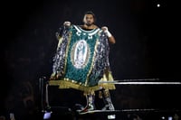 Imagen Luchador de la WWE lleva a la Virgen de Guadalupe en su atuendo