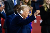 Imagen Así fue la reaparición de Donald Trump con la oreja vendada ante los republicanos en Milwaukee