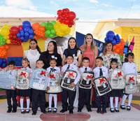 Imagen Acompaña presidenta de DIF San Pedro a graduados de preescolar en la colonia Francisco Villa