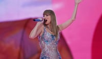 Imagen Quinceañera recibe disco autografiado por Taylor Swift