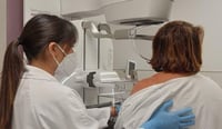 Imagen Dos mujeres detectan cáncer de mama a tiempo en Gómez Palacio