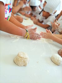 Imagen Enseñan a niños a elaborar el pan francés lagunero