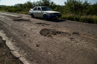 Es evidente el deterioro de la carretera a Mapimí, entre los kilómetros 70 y 120; Un descuido de años en esta vía, que además colinda con otros municipios de La Laguna. Para detonar una zona turística, la mejora integral de vías de comunicación es un aspecto considerado como básico.