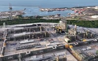 Imagen AMLO da banderazo a refinería Dos Bocas; producción inicia con 50% de su capacidad: Pemex