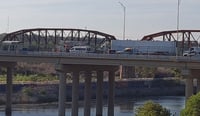 Imagen Migrante venezolano amenaza con lanzarse al río Bravo desde Puente Internacional II; tránsito suspendido temporalmente