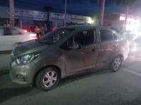 Imagen Auto impacta a mujer en la calzada Carlos Herrera de Gómez Palacio