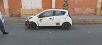 Imagen Abandonan taxi tras chocar contra poste en Gómez Palacio