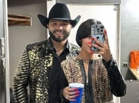 Imagen Ángela Aguilar presume cómo lleva a Christian Nodal para todos lados