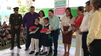 El secretario de Educación del estado, José Guillermo Adame Calderón, visitó La Laguna para entregar uniformes, útiles escolares y libros de texto en el primer día de clases. (EL SIGLO DE TORREÓN)