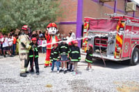 Imagen Bomberos de Torreón visitan a niños de Casa Puente