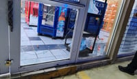 Imagen Tratan de robar tienda de conveniencia y solo alcanzaron a dar un “cristalazo”