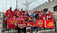 Imagen Fanáticos laguneros de los Chiefs se toman fotografía en el Cerro de las Noas