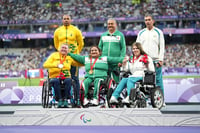 La para atleta mexicana compartió el podio en el Stade de France junto a la brasileña Elizabeth Rodrigues (i) y la uzbeka Nurkhon Kurbanova.