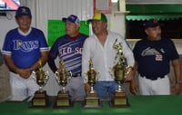 Representantes del Consejo Directivo del club y del Comité de Softbol, fueron los encargados de otorgar los bonitos reconocimientos. (Especial)