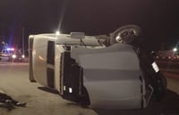 Imagen Vuelca tráiler cargado de vacas en carretera Gómez Palacio-Jiménez