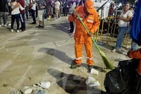 Imagen 'La Ola' recolecta más de cinco toneladas de basura tras El Grito en la Plaza Mayor de Torreón