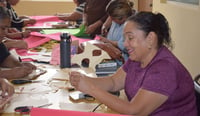 Imagen Promueven autoempleo con taller de elaboración de coronas con flores de papel