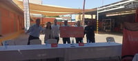 Imagen Entregan a bomberos donativo de campaña de pastelería