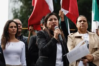 La directora nacional de la JUFED, Juana Fuentes, habla durante una manifestación el 11 de septiembre en los alrededores del Senado de la República, en Ciudad de México (México). EFE/ Sáshenka Gutiérrez