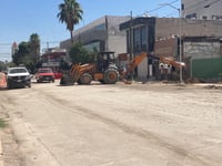 Actualmente, se continúa con el arreglo de banquetas en la acera
sur, frente a las instalaciones del teatro Isauro Martínez.