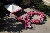 Imagen Forman lazo rosa en clínica 18 del IMSS para crear conciencia sobre cáncer de mama