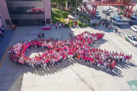 Imagen Forman lazo humano rosa como parte de la lucha contra el cáncer de mama