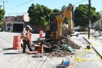 Imagen Colonias del sector poniente de Torreón enfrentan baja presión de agua por fuga en tubo