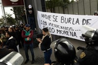 Imagen 'Encapsulan' a manifestantes del Poder Judicial en la puerta del Autódromo Hermanos Rodríguez