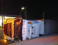 Imagen Volcadura en el Libramiento Oscar Flores Tapia deja al conductor herido tras perder el control a alta velocidad